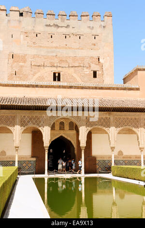 Granada, Espagne - 14 août 2011 : Détail de la Tour de Comares et la Cour des Myrtes ou cour de la bénédiction dans l'Alhambra Banque D'Images
