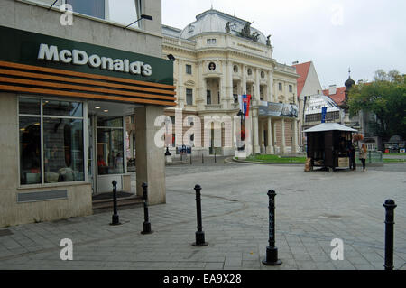 Mcdonald's restaurant dans la vieille ville de Bratislava, à côté du théâtre national slovaque. Banque D'Images