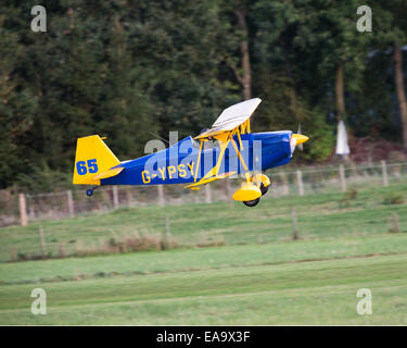 Andreasson BA-4B avion biplan de voltige G-YPSY décollant de l'ancien directeur de l'aérodrome en 2014 Banque D'Images