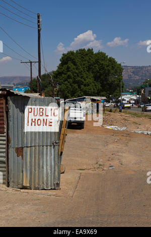 Le Lesotho. La fracture numérique. Téléphone public accessible en milieu rural au Lesotho située dans une cabane en tôle ondulée sur la route principale. Banque D'Images