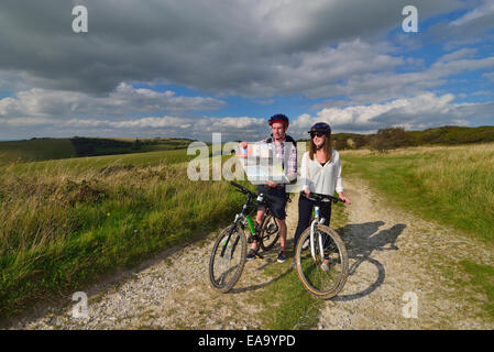 Un jeune couple à vélo le long de la South Downs Way à Butts Brow, Willingdon, près de Eastbourne, East Sussex. UK Banque D'Images