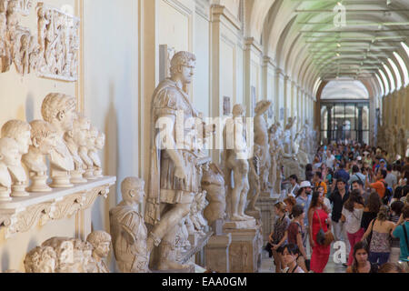 La foule à l'intérieur du musée du Vatican (Site du patrimoine mondial de l'UNESCO), Cité du Vatican, Rome, Italie Banque D'Images