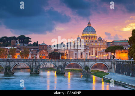 Vue de la cathédrale Saint-Pierre à Rome, Italie au cours de beau coucher du soleil. Banque D'Images