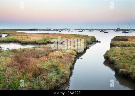 Les marais d'Aldeburgh et Slaughden Quay au crépuscule Suffolk Angleterre Banque D'Images