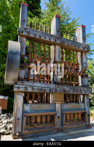 Un vieux moulin de timbres 10, utilisé dans l'exploitation aurifère, Nevada City, dans le nord du pays de l'or, la Californie, USA Banque D'Images