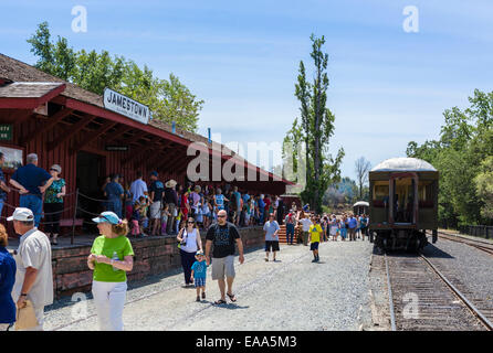 Les touristes au parc historique d'État Railtown 1897, Jamestown, le sud du pays de l'or, Tuolumne County, Californie, USA Banque D'Images