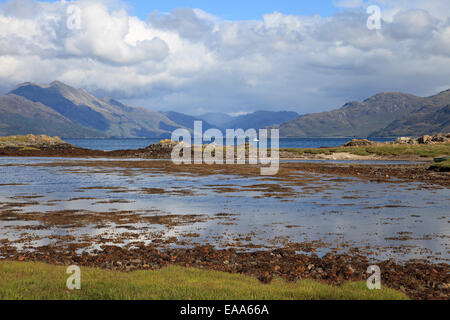 Vue vers Knoydart de Isle of Skye, Sound of Sleat, près de Ciney jusqu'aux collines de Knoydart sur le continent Banque D'Images