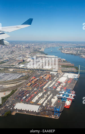 Vol au-dessus du port de Philadelphie sur la rivière Delaware, USA. Banque D'Images