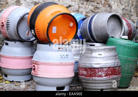 Barils de bière à l'extérieur d'un pub à Oxford, Londres, Angleterre Banque D'Images