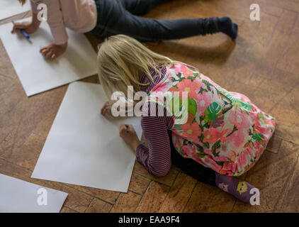 Jeune fille dessin, Reykjavik, Islande Banque D'Images