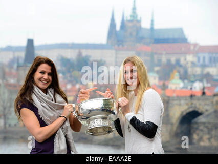 Prague, République tchèque. 10 novembre, 2014. Les membres de la République tchèque, l'équipe de Fed Cup, Lucie Safarova Petra Kvitova, gauche et droit, poser pour les photographes, avec le trophée au cours de conférence de presse à Prague, en République tchèque, lundi, Novembre 10, 2014, comme le château de Prague et le Pont Charles sont vus en contexte. L'équipe tchèque a remporté la Fed Cup tennis tournament hier, en battant l'Allemagne 3-1. Photo : CTK/Alamy Live News Banque D'Images