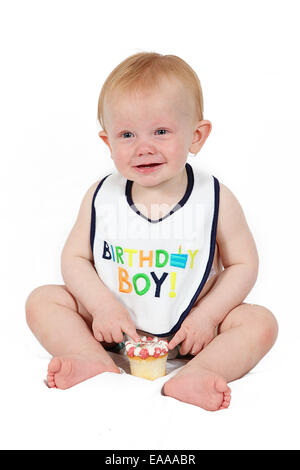 Cute Little Boy anniversaire isolé sur fond blanc Banque D'Images