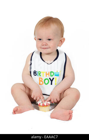 Cute Little Boy anniversaire isoalted sur fond blanc Banque D'Images