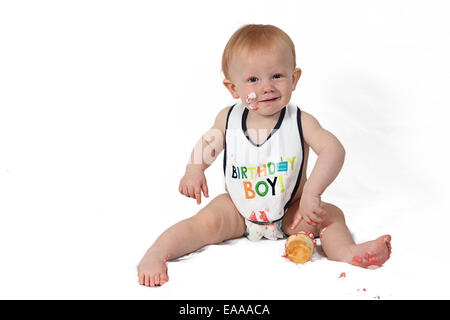 Cute Little Boy anniversaire isolé sur fond blanc Banque D'Images