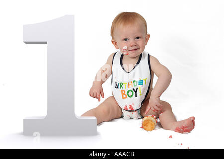 Cute Little Boy anniversaire isolé sur fond blanc Banque D'Images