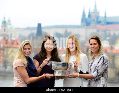 Prague, République tchèque. 10 novembre, 2014. République tchèque de Fed Cup, l'équipe de gauche à droite, Andrea Hlavackova, Lucie Safarova, Petra Kvitova et Lucie Hradecka poser pour les photographes avec le trophée au cours de conférence de presse à Prague, en République tchèque, lundi, Novembre 10, 2014, comme le château de Prague est vu en contexte. L'équipe tchèque a remporté la Fed Cup tennis tournament hier, en battant l'Allemagne 3-1. Photo : CTK/Alamy Live News Banque D'Images