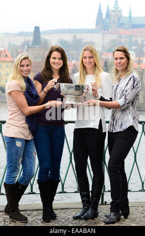 Prague, République tchèque. 10 novembre, 2014. République tchèque de Fed Cup, l'équipe de gauche à droite, Andrea Hlavackova, Lucie Safarova, Petra Kvitova et Lucie Hradecka poser pour les photographes avec le trophée au cours de conférence de presse à Prague, en République tchèque, lundi, Novembre 10, 2014, comme le château de Prague est vu en contexte. L'équipe tchèque a remporté la Fed Cup tennis tournament hier, en battant l'Allemagne 3-1. Photo : CTK/Alamy Live News Banque D'Images