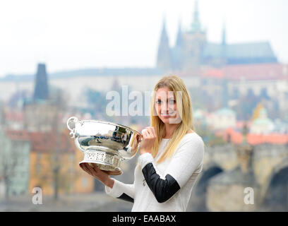 Prague, République tchèque. 10 novembre, 2014. République tchèque membre de l'équipe de Fed Cup Petra Kvitova pose pour les photographes avec le trophée au cours de conférence de presse à Prague, en République tchèque, lundi, Novembre 10, 2014, comme le château de Prague et le Pont Charles sont vus en contexte. L'équipe tchèque a remporté la Fed Cup tennis tournament hier, en battant l'Allemagne 3-1. Photo : CTK/Alamy Live News Banque D'Images