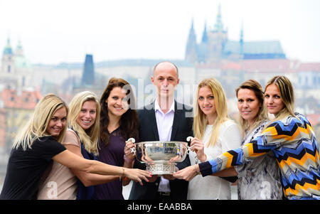 Prague, République tchèque. 10 novembre, 2014. République tchèque de Fed Cup, l'équipe de gauche à droite, Klara Koukalova, Andrea Hlavackova, Lucie Safarova, entraîneur Petr Pala, Petra Kvitova, Lucie Hradecka et Karolina Pliskova poser pour les photographes avec le trophée au cours de conférence de presse à Prague, en République tchèque, lundi, Novembre 10, 2014, comme le château de Prague est vu en contexte. L'équipe tchèque a remporté la Fed Cup tennis tournament hier, en battant l'Allemagne 3-1. Photo : CTK/Alamy Live News Banque D'Images