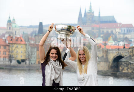 Prague, République tchèque. 10 novembre, 2014. Les membres de la République tchèque, l'équipe de Fed Cup, Lucie Safarova Petra Kvitova, gauche et droit, poser pour les photographes, avec le trophée au cours de conférence de presse à Prague, en République tchèque, lundi, Novembre 10, 2014, comme le château de Prague et le Pont Charles sont vus en contexte. L'équipe tchèque a remporté la Fed Cup tennis tournament hier, en battant l'Allemagne 3-1. Photo : CTK/Alamy Live News Banque D'Images