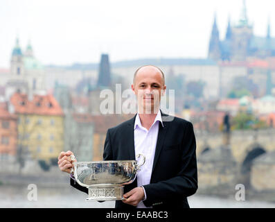 Prague, République tchèque. 10 novembre, 2014. République tchèque, l'entraîneur de l'équipe de Fed Cup Petr Pala pose pour les photographes avec le trophée au cours de conférence de presse à Prague, en République tchèque, lundi, Novembre 10, 2014, comme le château de Prague est vu en contexte. L'équipe tchèque a remporté la Fed Cup tennis tournament hier, en battant l'Allemagne 3-1. Photo : CTK/Alamy Live News Banque D'Images