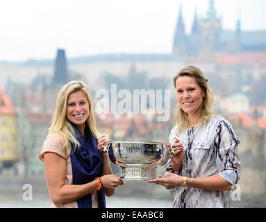 Prague, République tchèque. 10 novembre, 2014. République tchèque de Fed Cup, l'équipe de gauche à droite, Andrea Hlavackova et Lucie Hradecka poser pour les photographes avec le trophée au cours de conférence de presse à Prague, en République tchèque, lundi, Novembre 10, 2014, comme le château de Prague est vu en contexte. L'équipe tchèque a remporté la Fed Cup tennis tournament hier, en battant l'Allemagne 3-1. Photo : CTK/Alamy Live News Banque D'Images