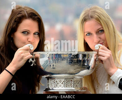 Prague, République tchèque. 10 novembre, 2014. 10 Nov, 2014. Les membres de la République tchèque, l'équipe de Fed Cup, Lucie Safarova Petra Kvitova, gauche et droit, poser pour les photographes, avec le trophée au cours de conférence de presse à Prague, en République tchèque, lundi, 10 novembre, 2014. L'équipe tchèque a remporté la Fed Cup tennis tournament hier, en battant l'Allemagne 3-1. Photo : CTK/Alamy Live News Banque D'Images