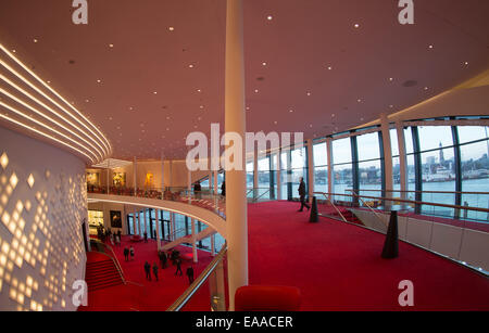 Hambourg, Allemagne. 09Th Nov, 2014. Les visiteurs dans le hall de la Scène Théâtre an der Elbe à Hambourg, Allemagne, 09 novembre 2014. Le théâtre a ouvert sa collection d'art avant la première représentation. Dpa : Crédit photo alliance/Alamy Live News Banque D'Images