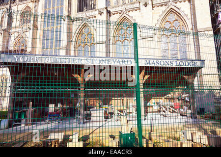 York Minster stoneyard lodge des maçons en pierre de construction extérieurs en façade de la cathédrale architecture iconique de jour jour UK Angleterre Banque D'Images