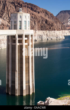 Tours d'admission pour la plante hydro sur le Hoover Dam, Lake Mead, Nevada, USA. Le lac est à un niveau très bas en raison de la longue sécheresse de quatre ans. Banque D'Images