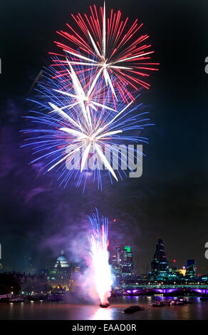 Une photo de la magnifique feu d'artifice marquant la fin du lord maire 2014 Show à Londres. Banque D'Images