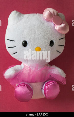 Hello Kitty peluche douce isolé sur fond rose Banque D'Images