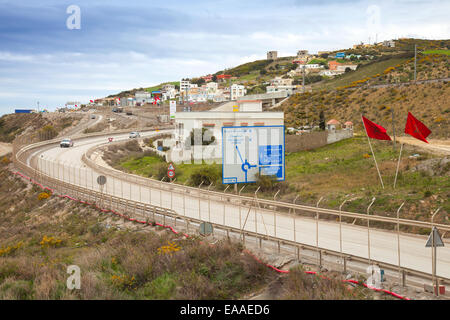 Tanger, Maroc - Mars 28, 2014 : route côtière jusqu'à la ville de Tanger Tanger Med 2 nouveaux terminaux portuaires en construction Banque D'Images