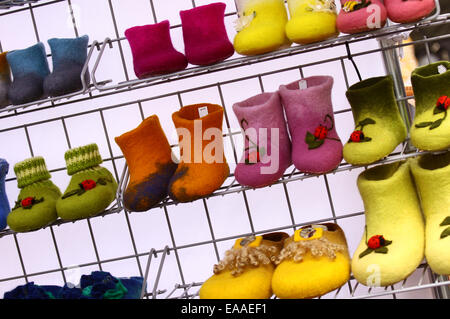 Bottes enfant colorés d'avis affiché dans la place de marché Banque D'Images