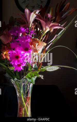 [Fleur] arrangement de fleur en verre vase feu Banque D'Images