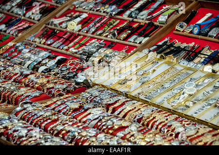 Affichage des dizaines de montres-bracelets en vente au marché aux puces. Banque D'Images