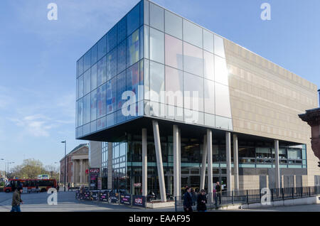 Quad Derby Creative Centre et le cinéma en place de marché dans le quartier de la cathédrale de Derby Banque D'Images