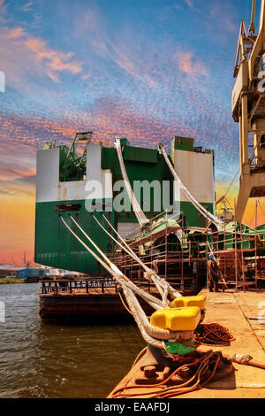 Navire amarré à quai en chantier - vue de l'arrière. Banque D'Images