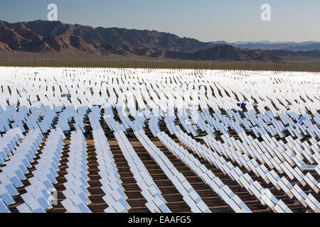 La centrale thermique solaire Ivanpah dans le désert de Mojave en Californie est actuellement la plus grande centrale thermique solaire du monde. Banque D'Images