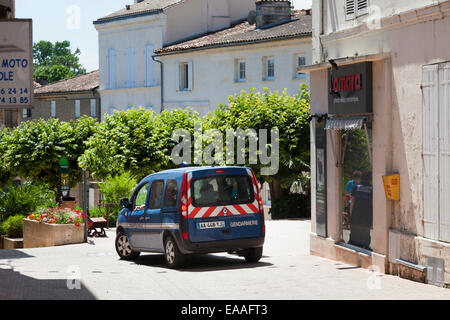 Gendarmerie Police Française van sur une ville calme street Banque D'Images