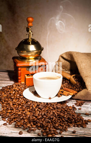 Still Life with café Moulin en bois et tasse Banque D'Images