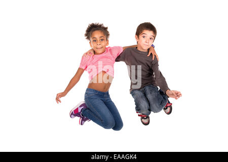 Couple d'enfants isolés saut en blanc Banque D'Images