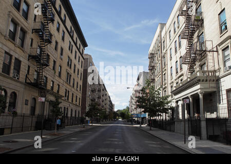 Les bâtiments résidentiels sur West 111e rue dans le quartier de Harlem, New York City Banque D'Images