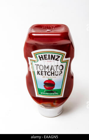 Heinz Tomato Ketchup dans une bouteille de plastique avec un barbecue en forme de tomate sur l'étiquette Banque D'Images