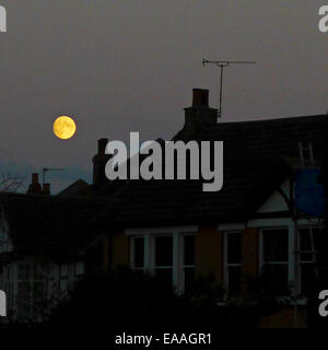 La pleine lune s'élève au-dessus de maisons dans Grosvenor Road, Wanstead, Londres E11 Banque D'Images