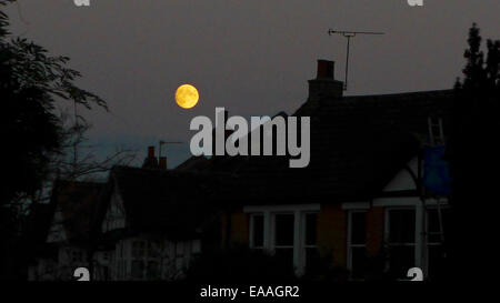 La pleine lune s'élève au-dessus de maisons dans Grosvenor Road, Wanstead, Londres E11 Banque D'Images