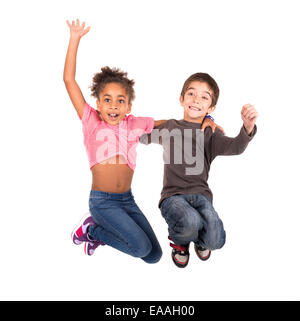 Couple d'enfants isolés saut en blanc Banque D'Images