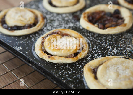 Un plateau de tartes faites maison avec leur nourriture ingrédients. Banque D'Images