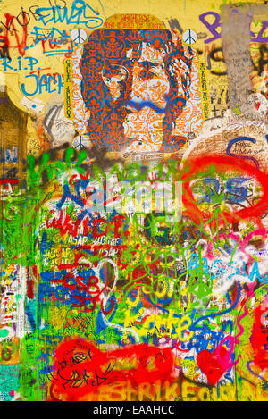 PRAGUE, RÉPUBLIQUE TCHÈQUE - le 11 septembre 2014 : célèbre John Lennon Wall sur l'île Kampa à Prague est rempli d'inspiration Beatles g Banque D'Images