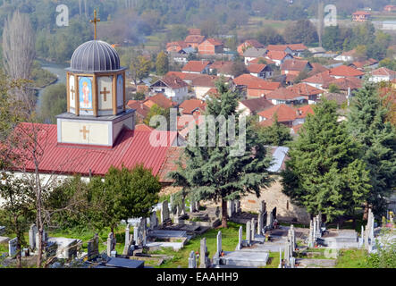 Petite église orthodoxe et le cimetière dans le village Banque D'Images